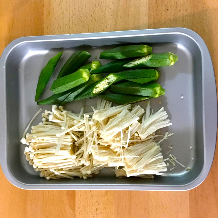 食感が楽しい！オクラとえのきのホイル焼き